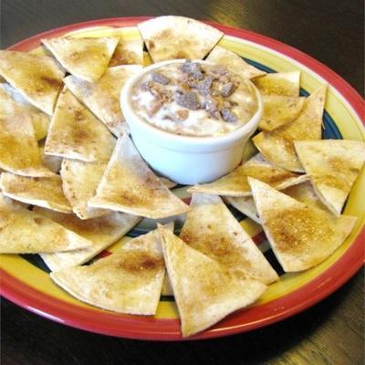 tortilla chips met brickle dip