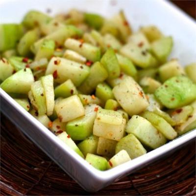 chayote squash met rode pepers en gember