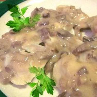 Poolse pierogies met kool en champignonsaus