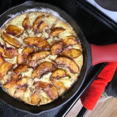 gebakken pannekoek met perziken