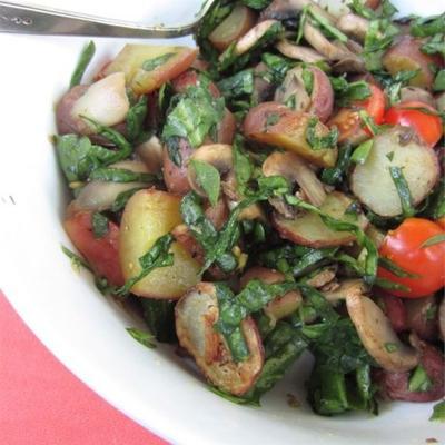 gebakken champignons en aardappelen met spinazie