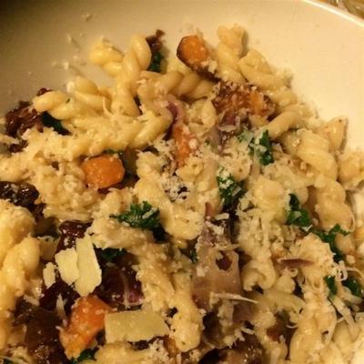 winter pasta met bruine boter, squash en rucola