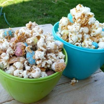 gemoute witte chocolade popcorn met robin's eieren