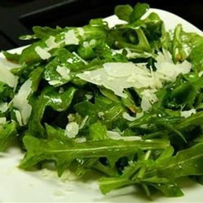 wilde raket (rucola) en Parmezaanse salade