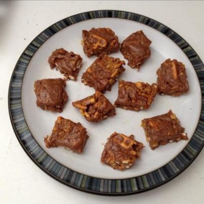 eenvoudige no-bake butterfinger® en pindakaas-krakelingstaven