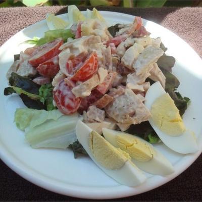 warme kip, bacon en eiersalade met mayonaisedressing