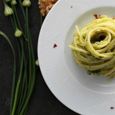 spinazie en knoflook scape pesto