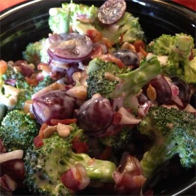 broccolisalade met rode druiven, bacon, en zonnebloemzaden