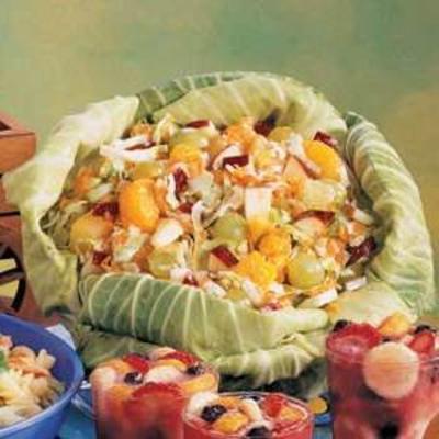 fruit slaw in een kool kom