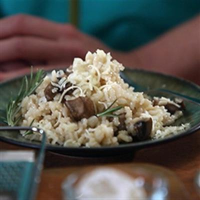 Karen's eenvoudig gebakken paddenstoelen en ui risotto