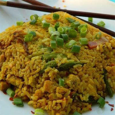 Thaise gefrituurde rijst met ananas en kip