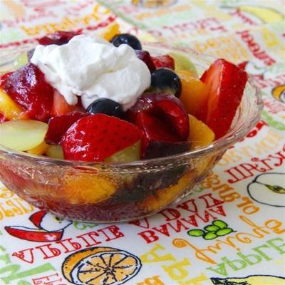 zomerse fruitsalade met slagroom