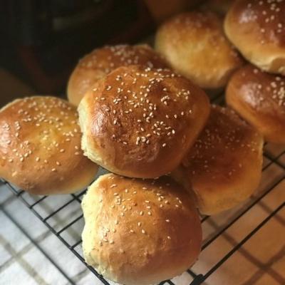 zelfgemaakte hamburgerbroodjes