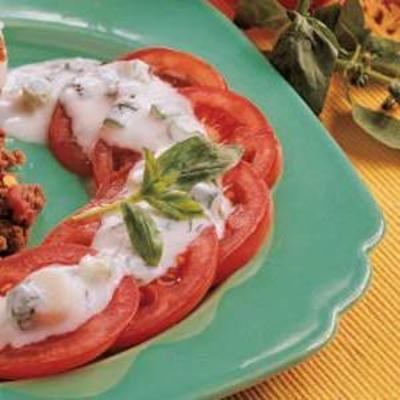 tomaten met dressing van basilicum en knoflook
