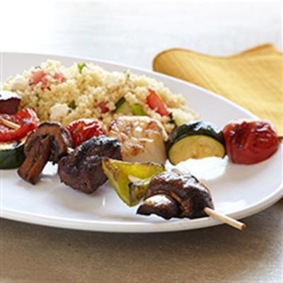 zee-en-bizon kabobs met mediterrane couscoussalade