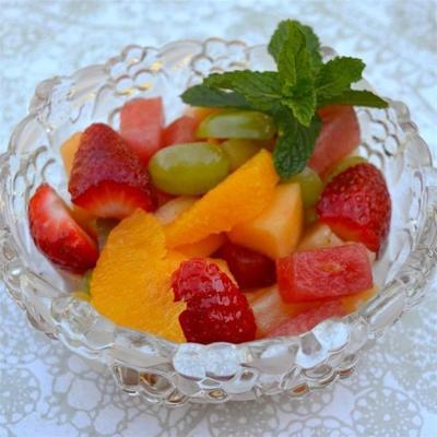 verse fruitsalade met honingkalkdressing