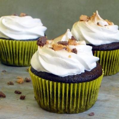 pindakaas cup chocolade cupcakes met geroosterde pindakaas meringue glazuur