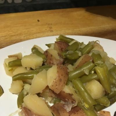 langzaam gekookte verse sperziebonen met spek, ui en rode aardappelen