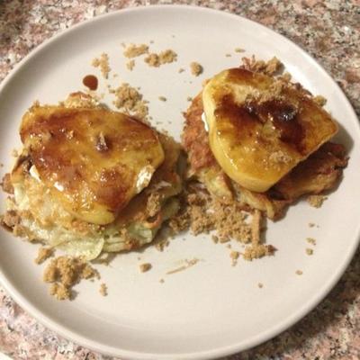 aardappel latkes met gekarameliseerde peren, geitenkaas en sherry azijn motregen