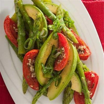 asperges, avocado en langzaam geroosterde tomatensalade