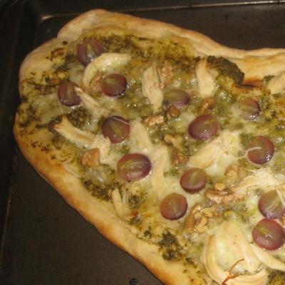 pesto-pizza met druiven, kip en walnoten