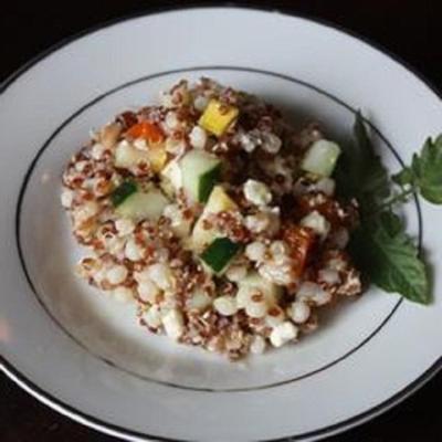 quinoa, couscous en farrosalade met zomergroenten