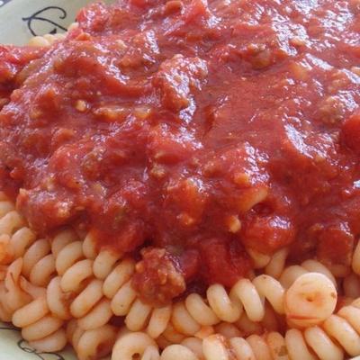 dikke rode saus met gemalen Italiaanse worst