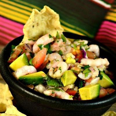 pico de gallo met avocado en garnalen