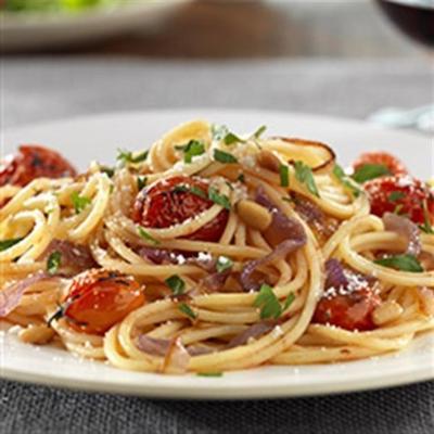 glutenvrije spaghetti met gekarameliseerde rode uien, cherrytomaatjes, pijnboompitten en pecorinokaas