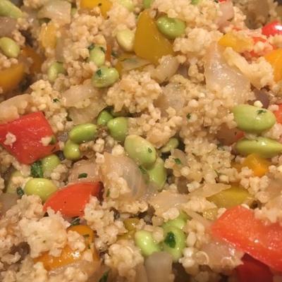 eiwitrijke, pittige veganistische quinoa met edamame