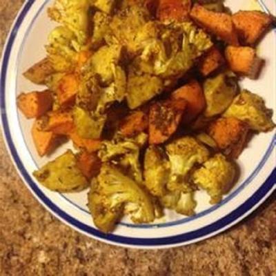 geroosterde curry-gekruide zoete aardappelen en bloemkool