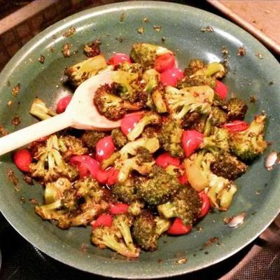 geroosterde broccoli in pittige vinaigrette van tomaten en kruiden