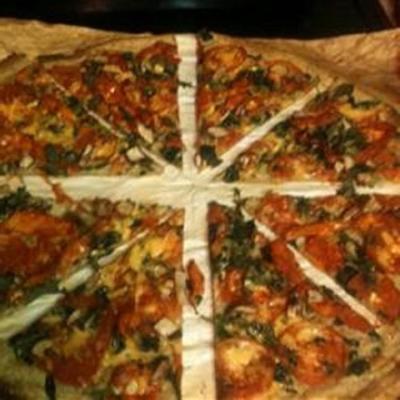 mat gemarineerde kip spinazie pizza - snelle, schenkbare korst
