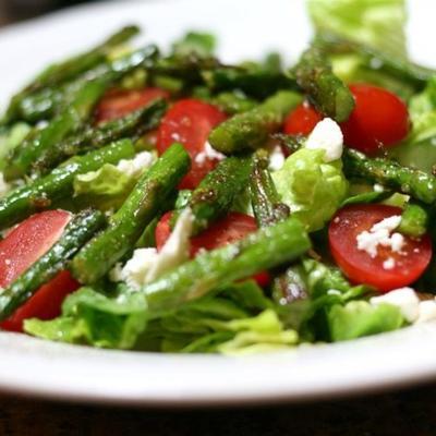 geroosterde aspergesalade met feta-kaas