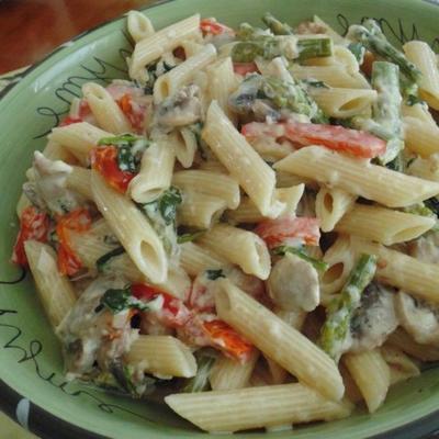 romige penne pasta primavera