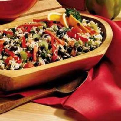zwarte salade van citrus en rijst