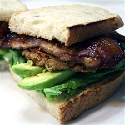 gegrild varkensvlees buik blt met gefrituurde tomaten en avocado