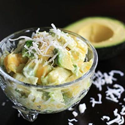 tropische avocado fruitsalade met dressing van honingkalk