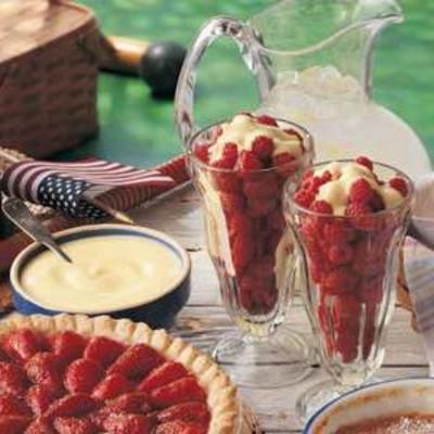 frambozen met zure room vla