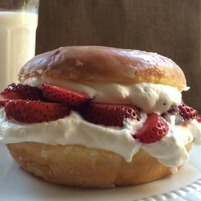 geglazuurde donut aardbei shortcake