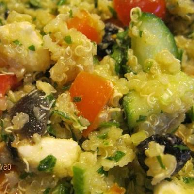 veggie, amandel en rozijnen quinoa salade