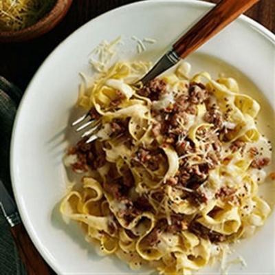 Fettuccine en zoete Italiaanse worst met lichte Alfredo-saus