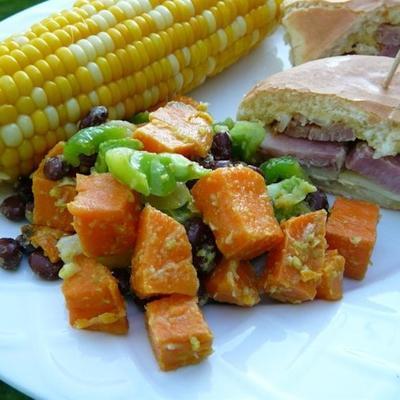 salade van zoete aardappel en zwarte bonen