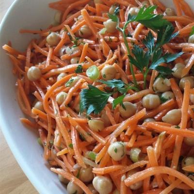 snelle en gemakkelijke salade van wortel en kikkererwten