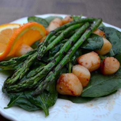 gebakken sint-jakobsschelpen en aspergesalade