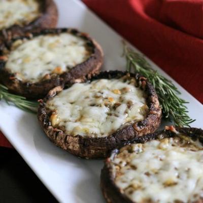 met pesto gevulde gegrilde portobellos