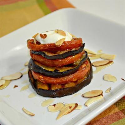 geroosterde aubergine en tomatentorens