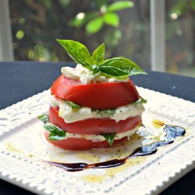 gestapelde tomaat en burrata salade