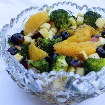 salade met fruit en broccoli