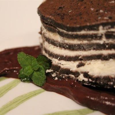 chocolade crêpe cake met gezouten chocolade sinaasappelsaus